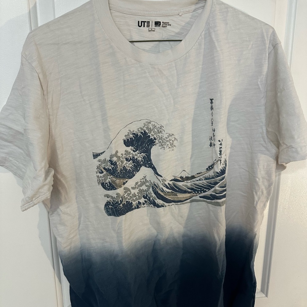 Uniqlo Men’s Crew Neck T-Shirt – White to Navy Wave Graphic